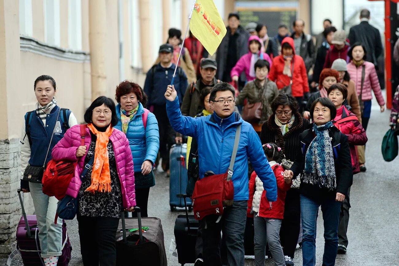 Туристы в Китае. Китайские туристы в России. Китайцы в Москве. Китайские туристы в Москве.