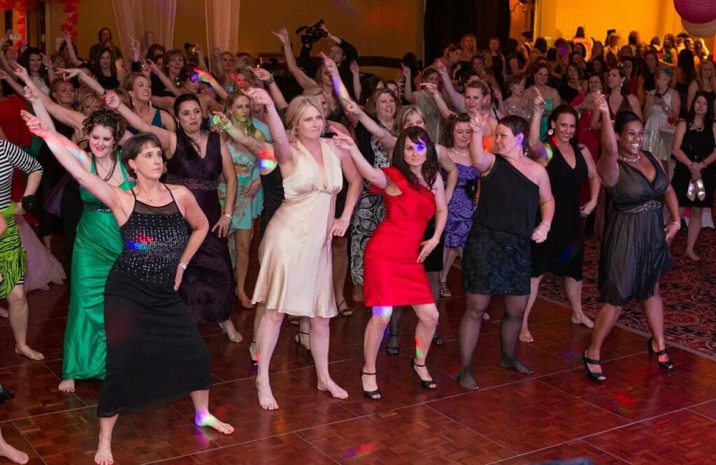 Выпускной танец. Мамы на выпускном в школе. Выпускной вечер танцы. Учителя на выпускном вечере. Наряд на выпускной учителю.