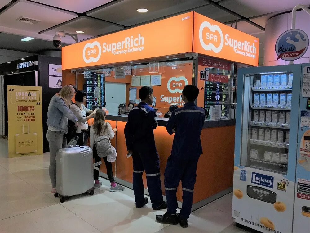 Европейские обменники валют. Обменный пункт в аэропорту. Аэропорт exchange. Обмен валюты в аэропорту. Обменный пункт в аэропорту.