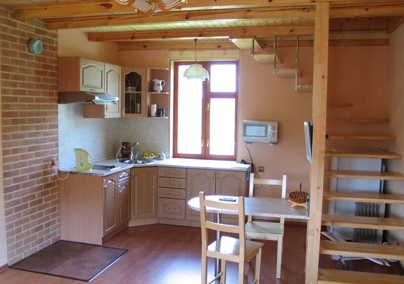 Кухня на первом этаже. Комната кухня на даче. Кухня на даче в деревянном доме. Кухня в маленьком дачном домике. Маленькая кухня в деревянном доме.
