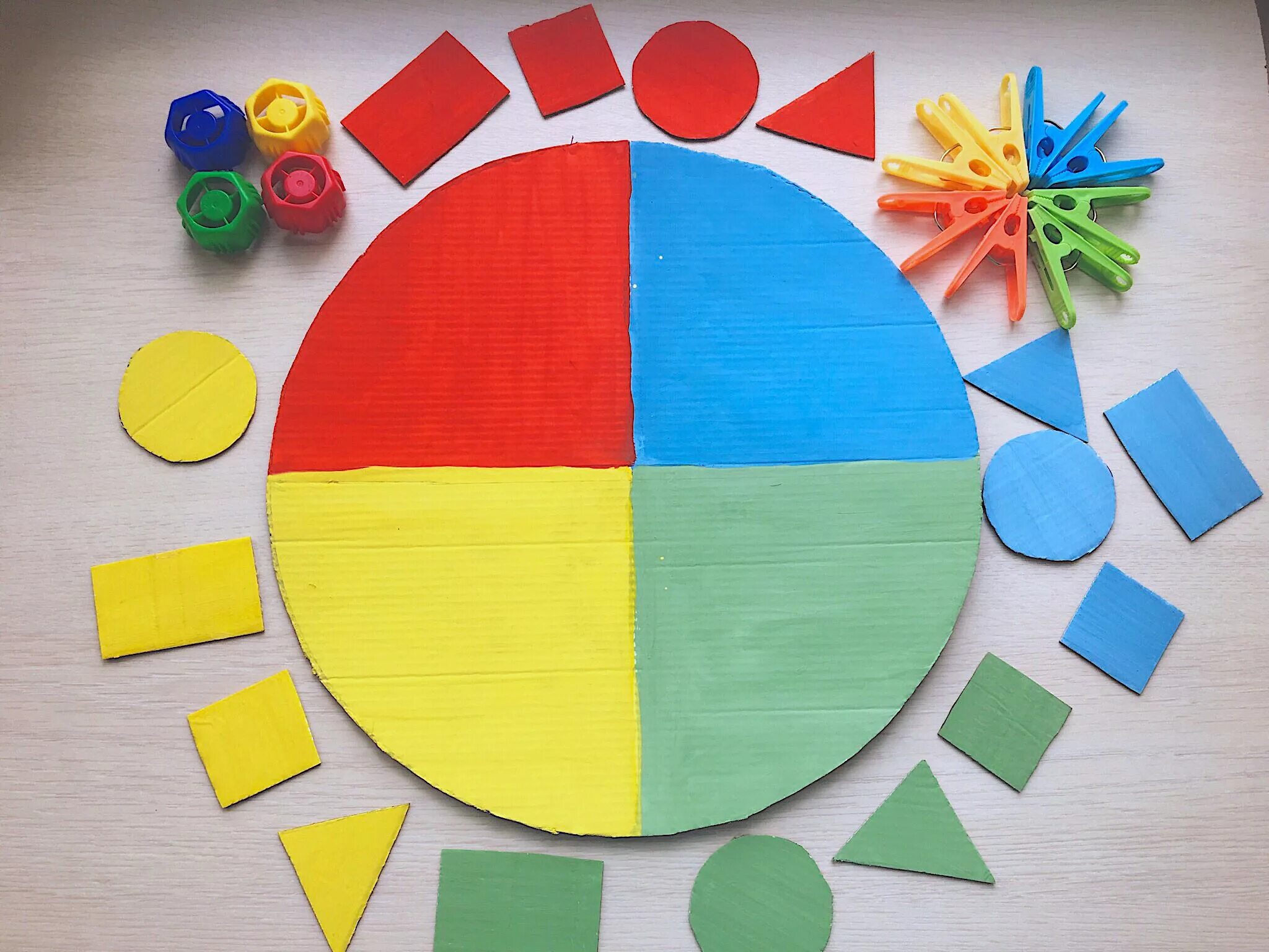 тактильное восприятие у детей. сенсорные занятия для малышей. цвета для детей 3-4 фото. пальчики учим цвета. игра развивающая «цвета».