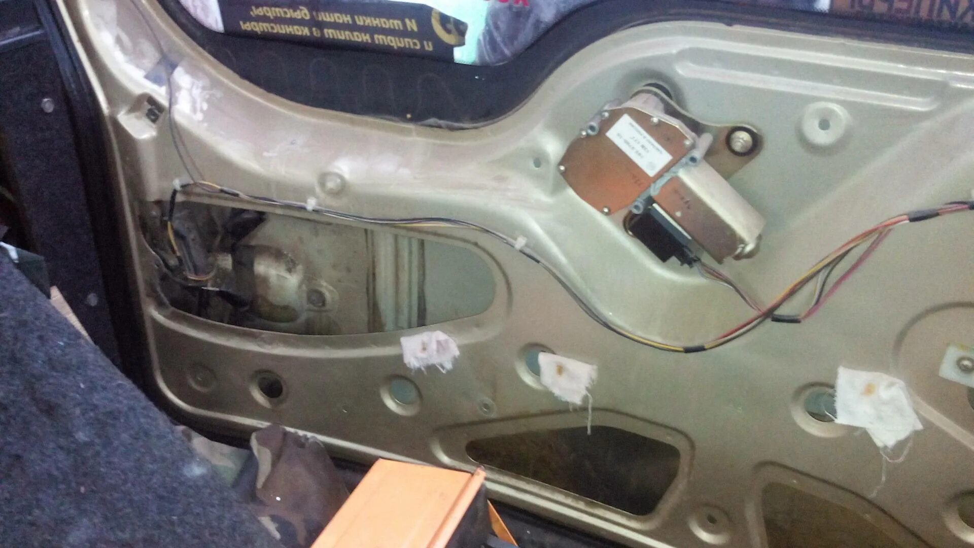 Как открыть дверь шевроле нива. Регулировка замков дверей нива шевроле. Задняя дверь шеви нива. Открывания двери нива шевроле. Дверь шевроле нива изнутри.