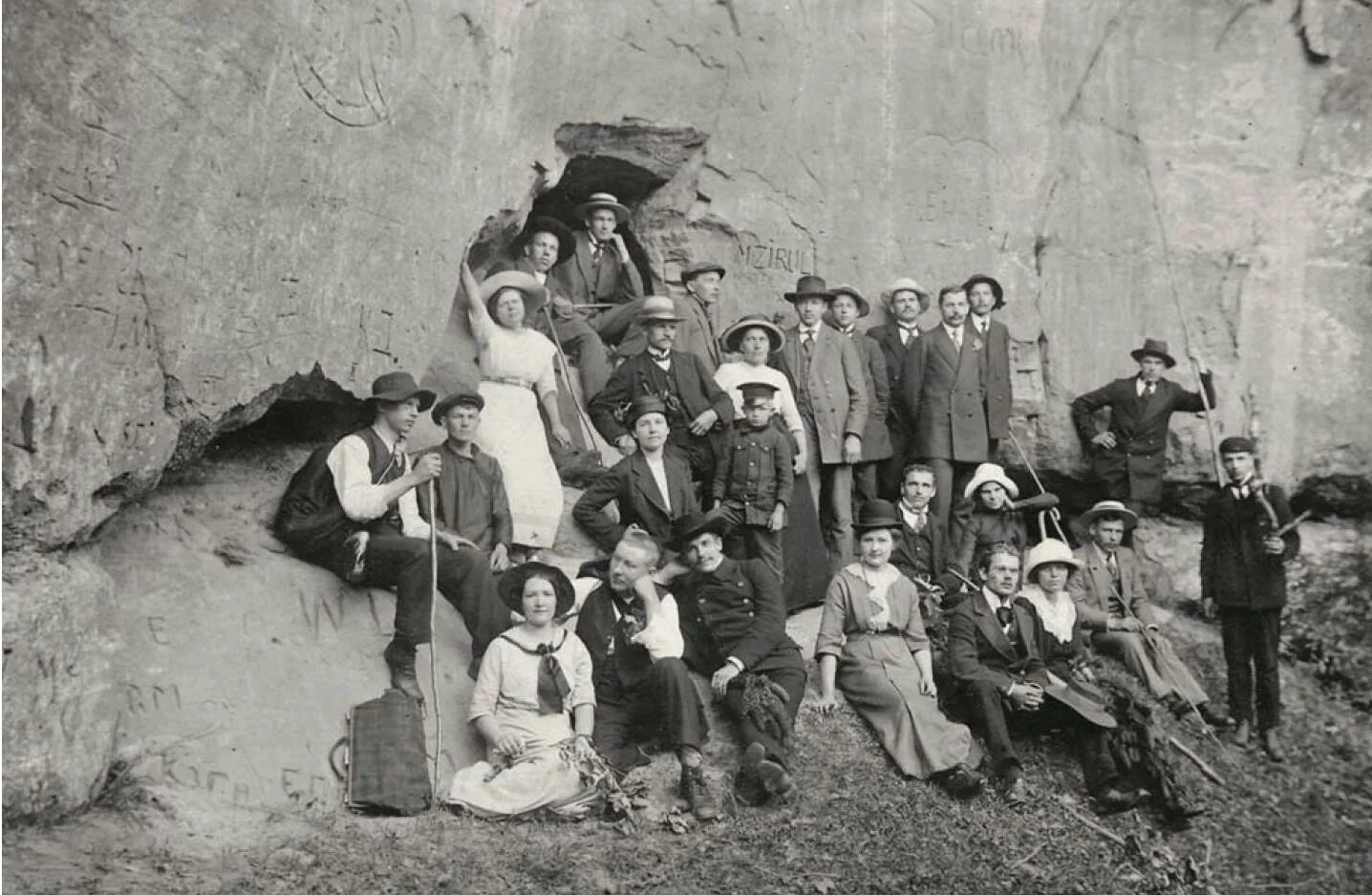 Горный туризм 19 век. Первое туристские. Первое туристские. Первое туристские. Автомобильный туризм 20 века.