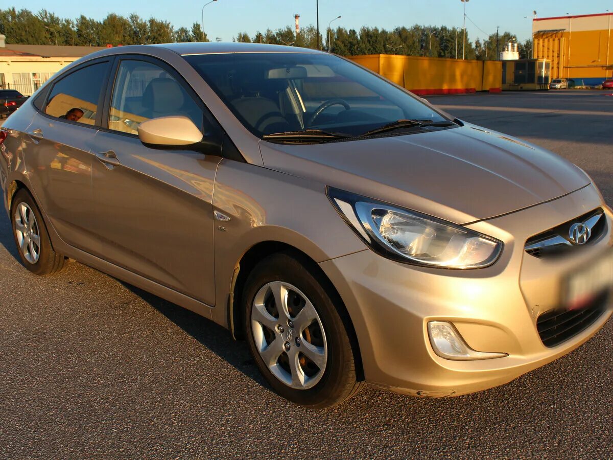 Hyundai solaris i 2013. Солярис хэтчбек 2014 бежевый. Hyundai solaris бежевый 2011. Хендай солярис 2021 бежевый. Солярис хэтчбек 2014 бежевый.
