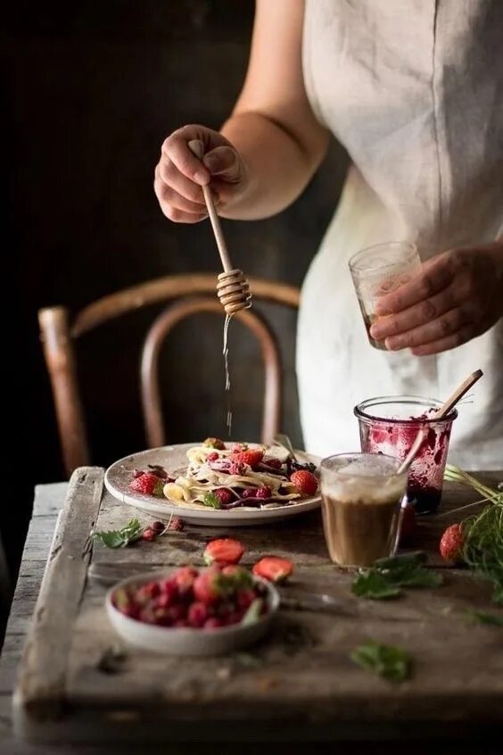 Готовка на кухне. Готовка на кухне. И приготовления еды она. И приготовления еды она. Женщина готовит еду.
