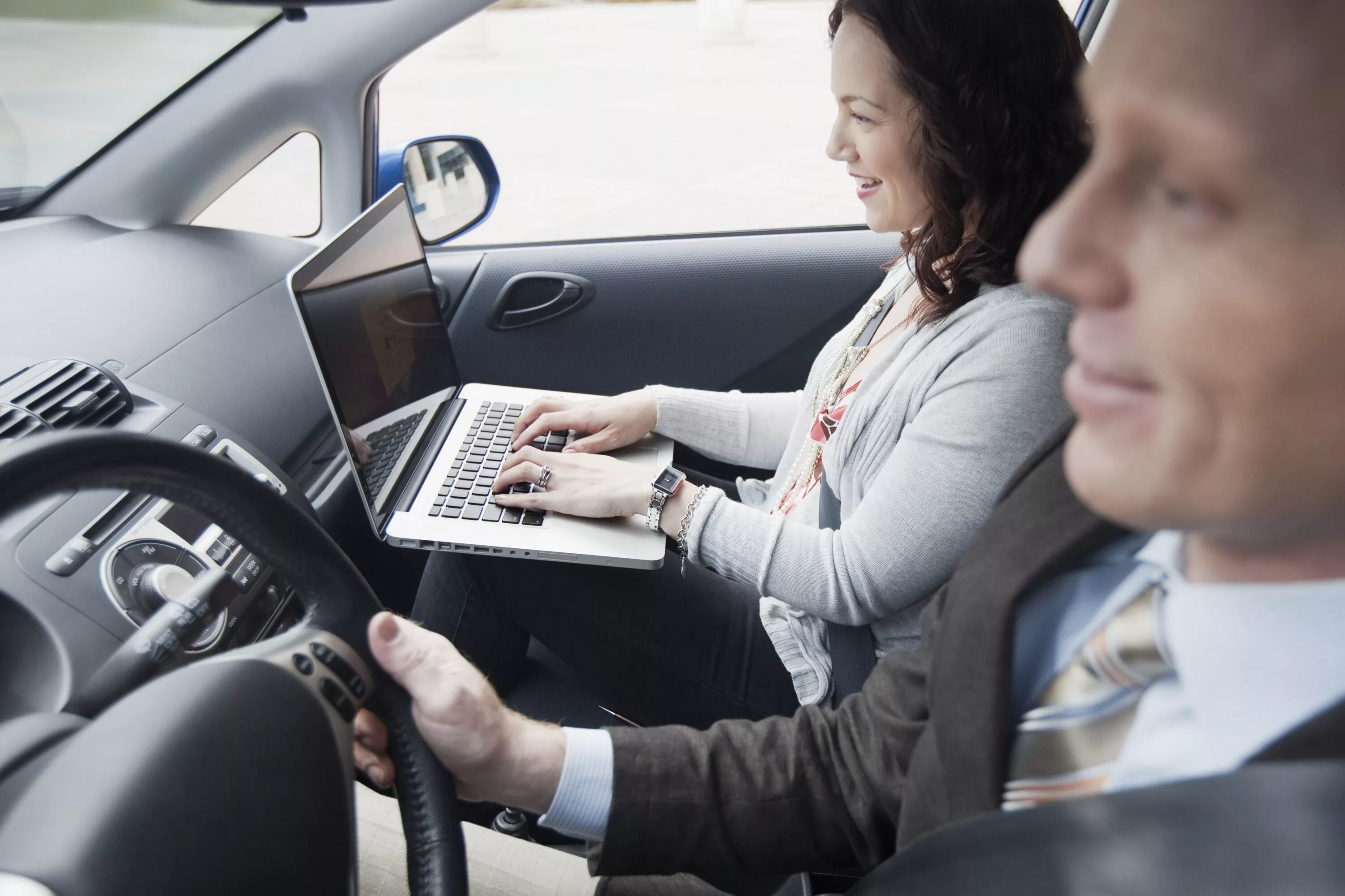 Мастерство вождения диск. Мобильное приложение водителя. Автомобиль паркуется без водителя gif. Using auto c. Безопасное вождение.