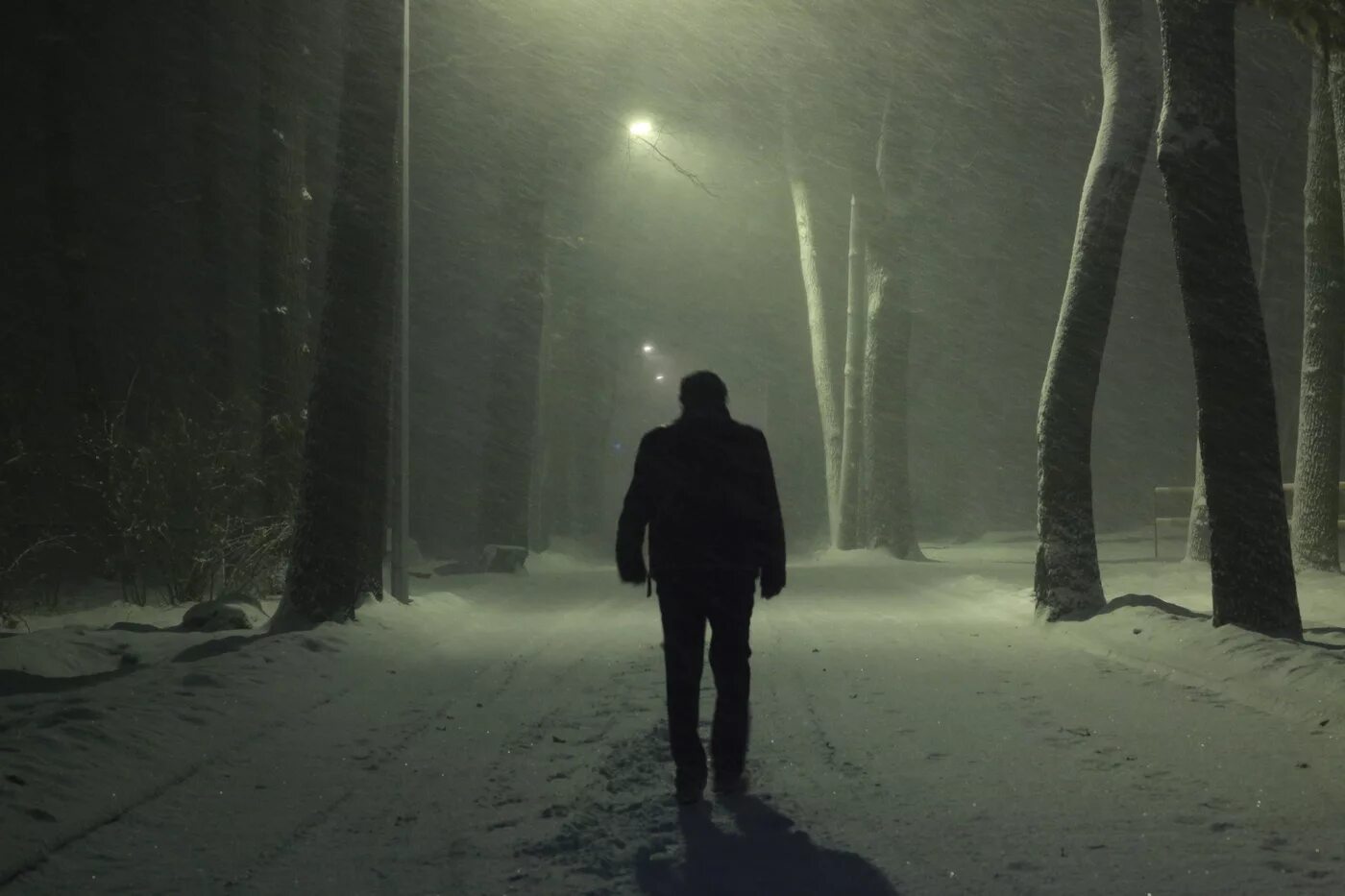 Парень один в темноте. Парень зимой ночью. Снег одиночество. Человек идущий в темноте.