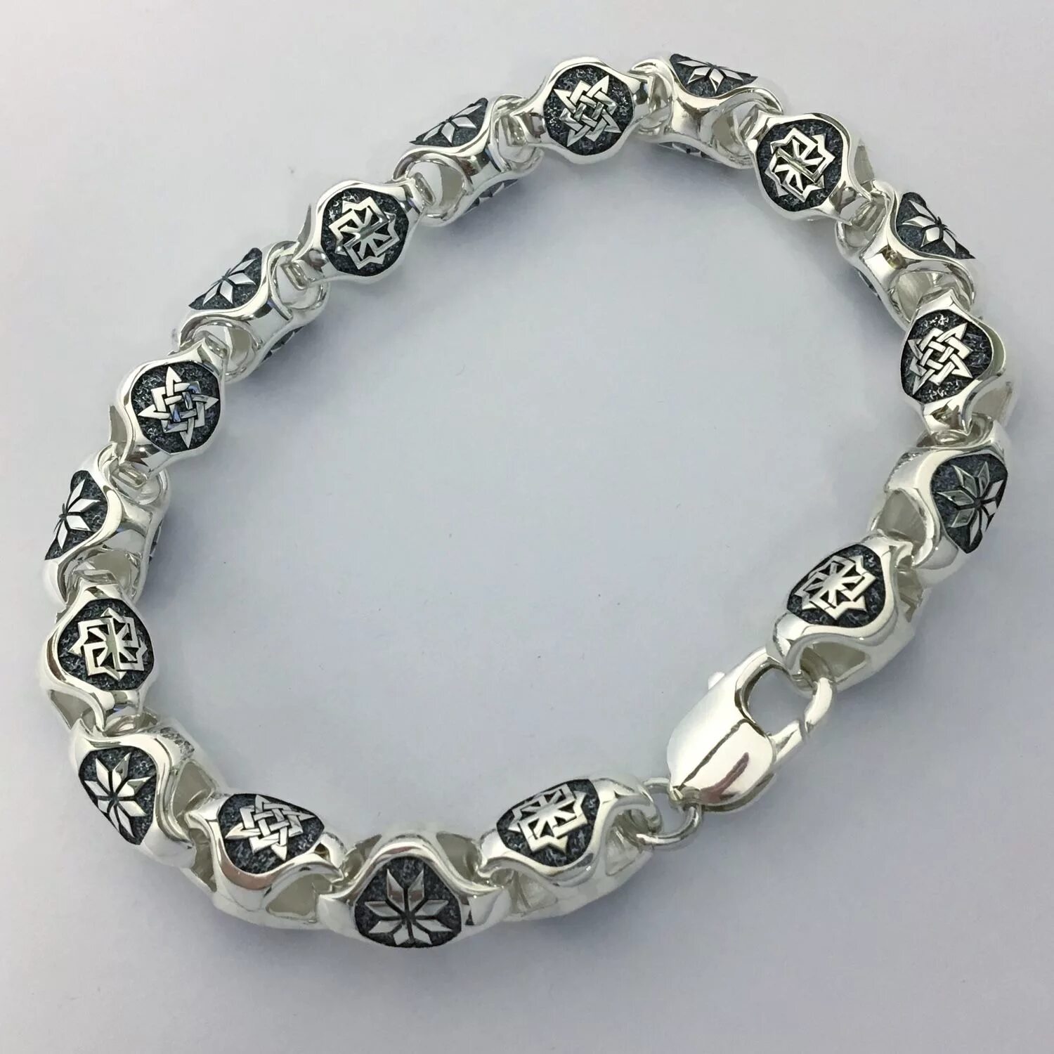 Оберег велес браслет. Браслет обережный славянский серебро лава гематит. Славянские браслеты мужские. Браслет велес мужской. Славянский серебряный браслет.