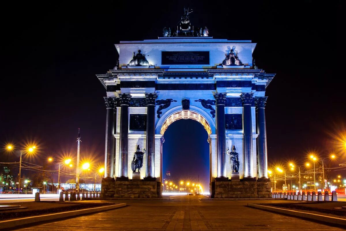 Город ниже курска. Триумфальная арка в Москве. Триумфальная арка Курск зимой. Курская Триумфальная арка ночью. Ночной Курск Триумфальная арка.