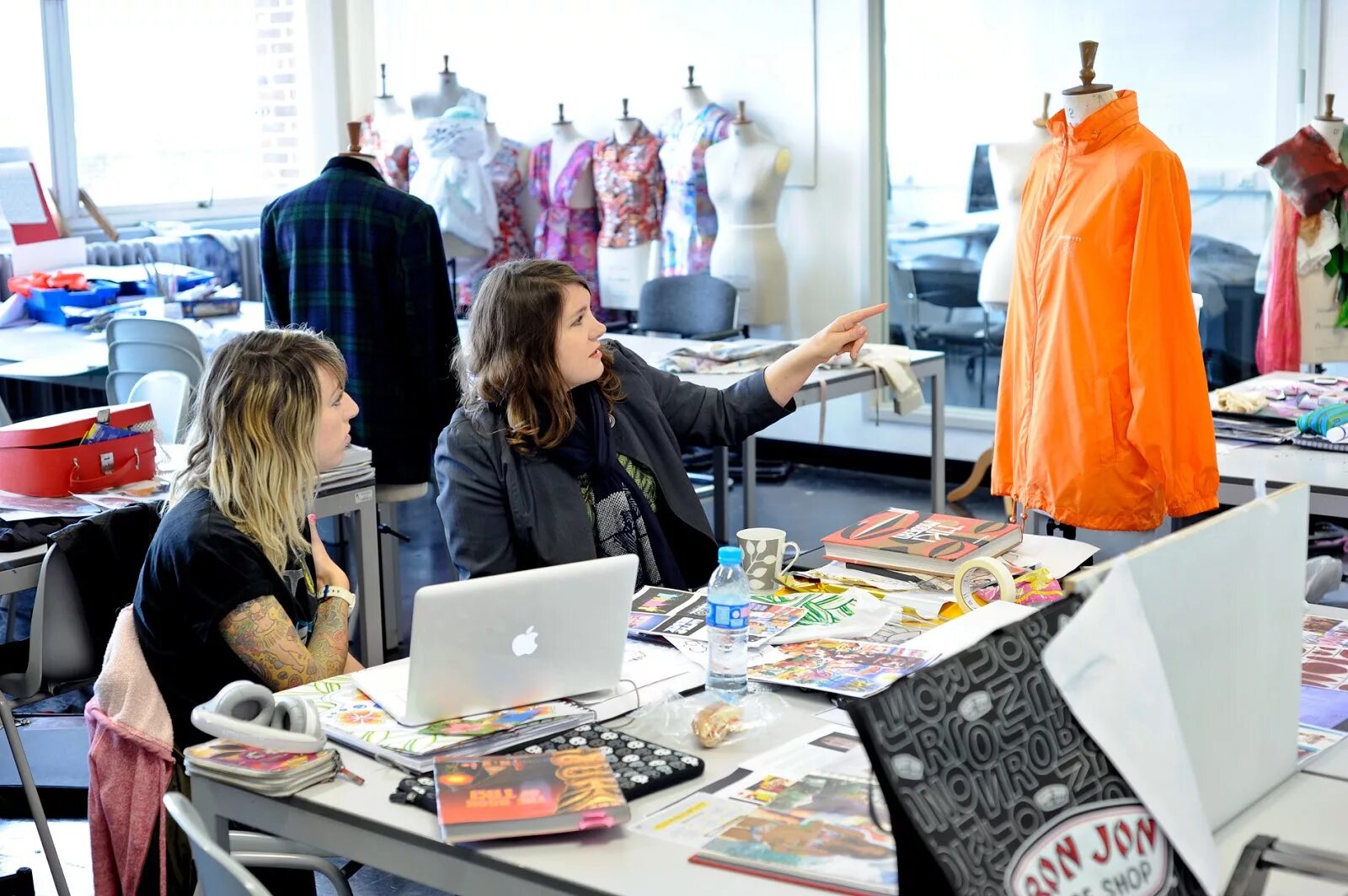 Офисный работник. Office work. Работа с трендами. Уставший веб-дизайнер. Цифровые привычки офис.