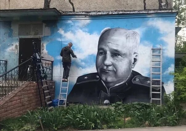 Городок жуковский вконтакте. Мурал на стене в квартире. Калашников на стене дома. Граффити Андрея Туполева. Портрет Лаврова на стене.