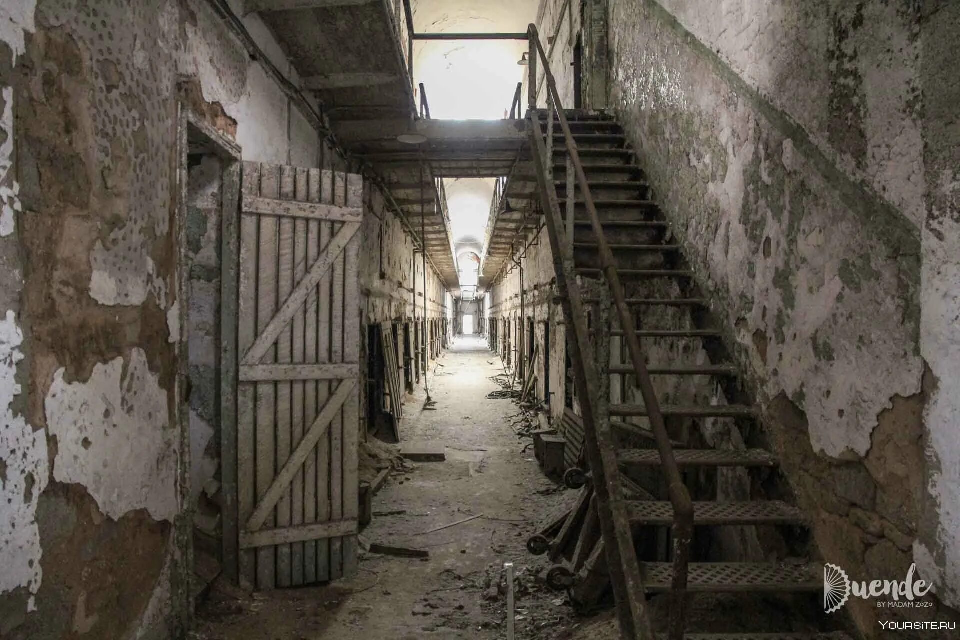 Самые опасные заброшки. Хасима город призрак. Хасима остров-призрак. Остров хасима япония внутри. Хасима город призрак.