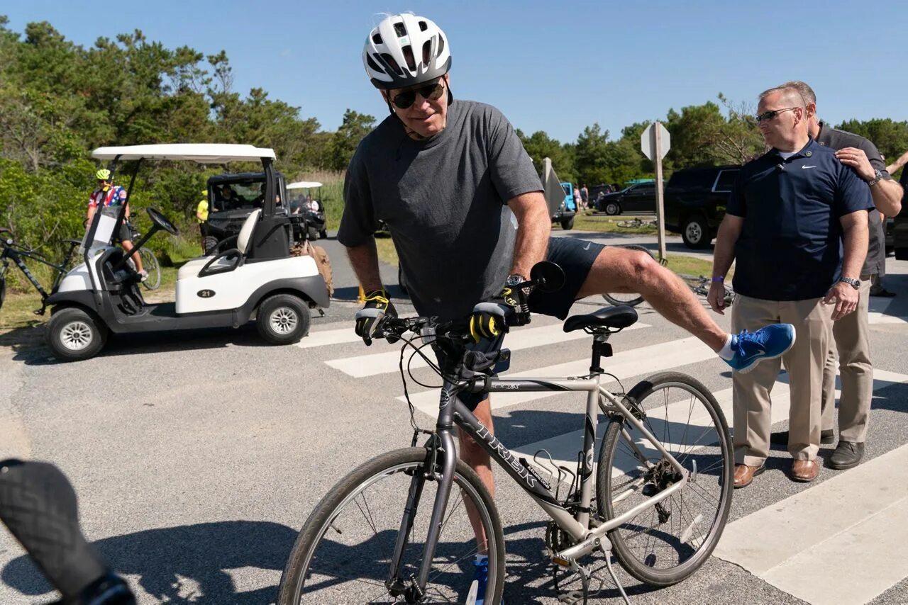 Joe Biden Falls off Bike. Джо Байден упал с велосипеда. Джо Байден на велосипеде.