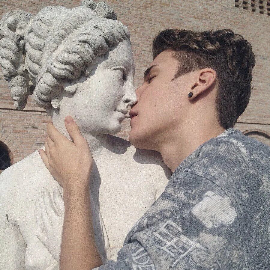 Греческий поцелуй. Парень целует статую. Поцелуй со статуей. Девушка целует статую. Поцелуй Эстетика.