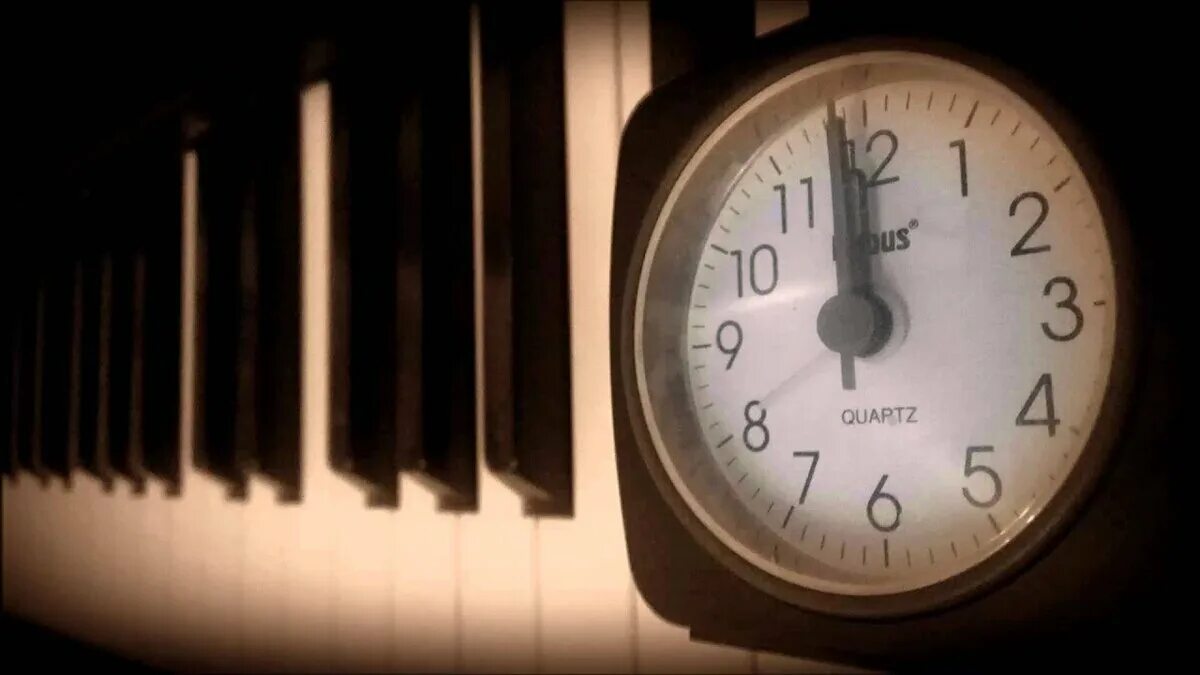 Часы бьют полночь. Полночь на электронных часах. На часах ноль. Время за полночь. Часы на темном фоне.