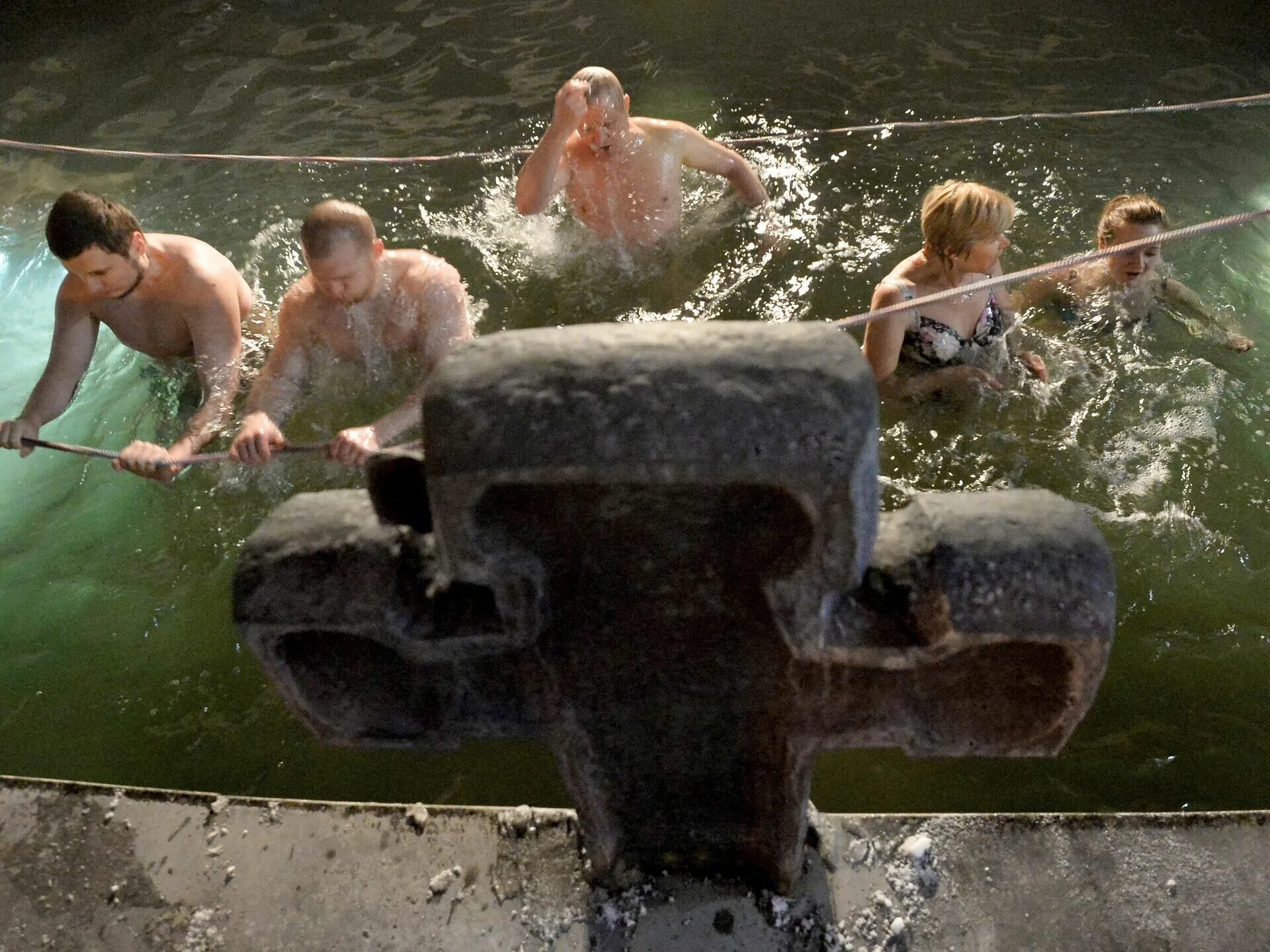 Крещенские купания. О крещении. Какого числа крещение 2024. 19 января крещение господне купание. Купель калининград крещение 2023.