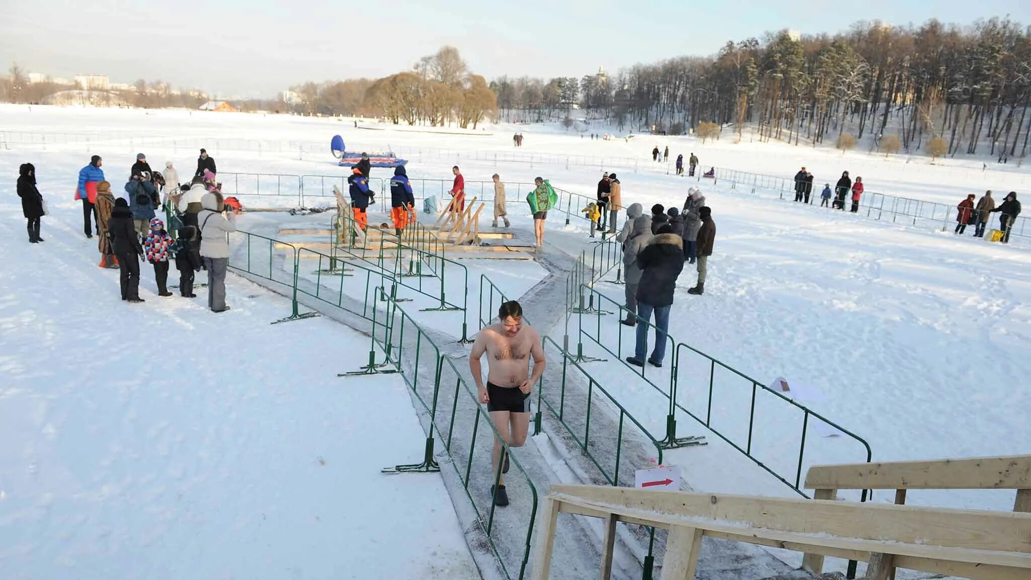 О крещении. С крещением 2022. Путин на крещение окунулся в прорубь 2021. Крещение в 2024 в москве. Купание.