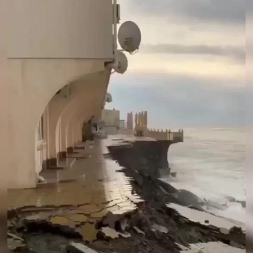 Шторм разрушил набережную сочи. Шторм в лоо сейчас. Лоо обрушилась набережная. Лоо набережная шторм. Лоо набережная шторм.