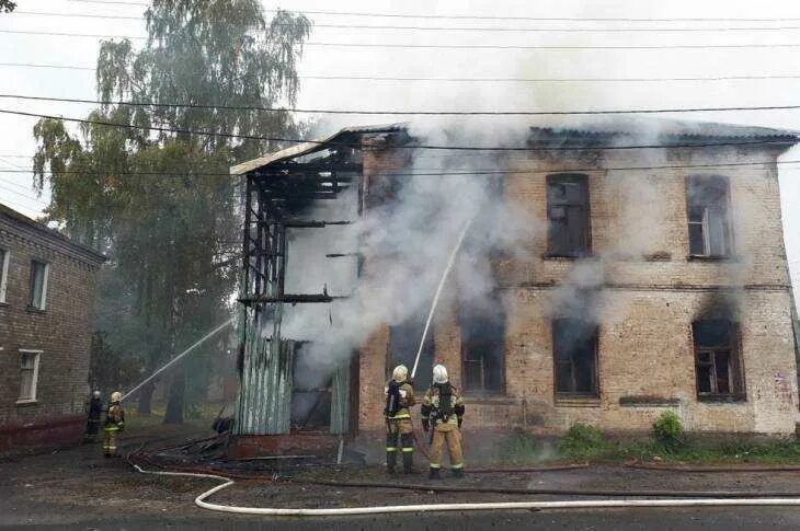 Пожар в володарском районе брянска. Пожар брянск ул кирпичная. сгорел дом на бежицкой улице брянск. пожар в брянске сегодня в володарском районе.