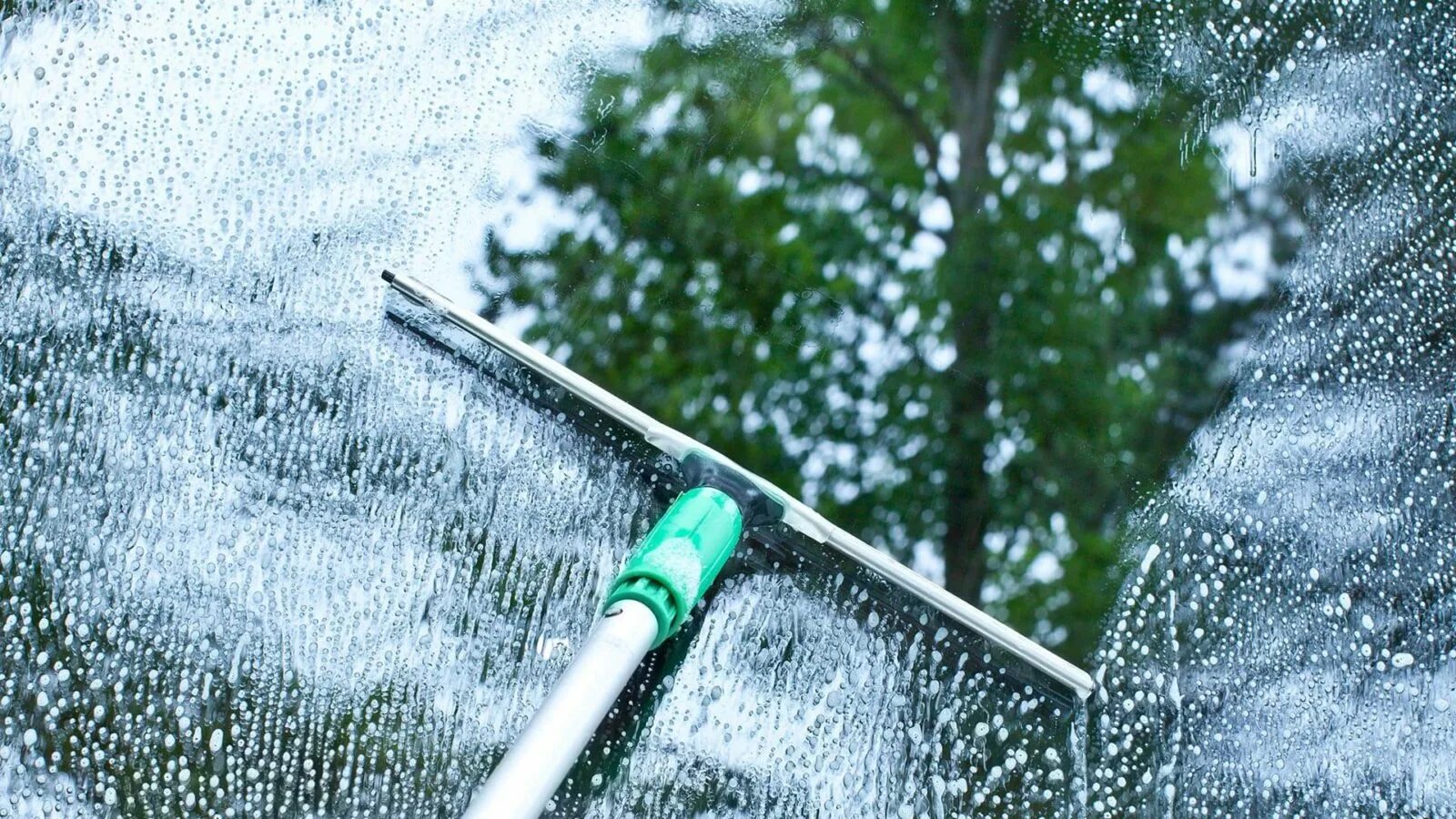 Температура воды для мытья остекления не должна. Мойка окон. Мытье окон. Мойка окон клининг. Чистые окна.