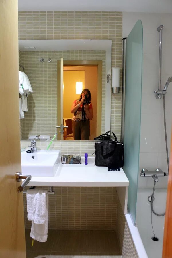 Ванная 4 метра планировка. Перегородка между унитазом и раковиной. Плитка для ванной 3 5 кв м с унитазом. Ванная отделка 4 кв. Плитка в ванной 4 кв м.