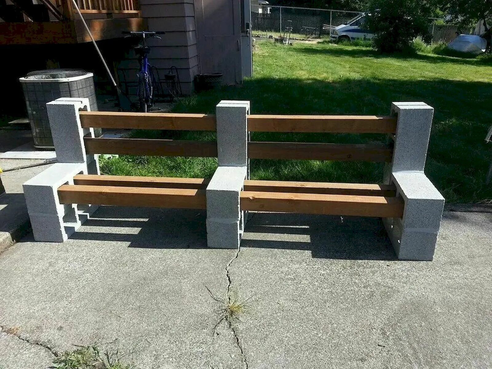 Скамья блока в шуваловском парке. Скамья блока. Лавочка из блоков и досок. Лавочка из блоков и досок. Лавка из блоков и бруса.