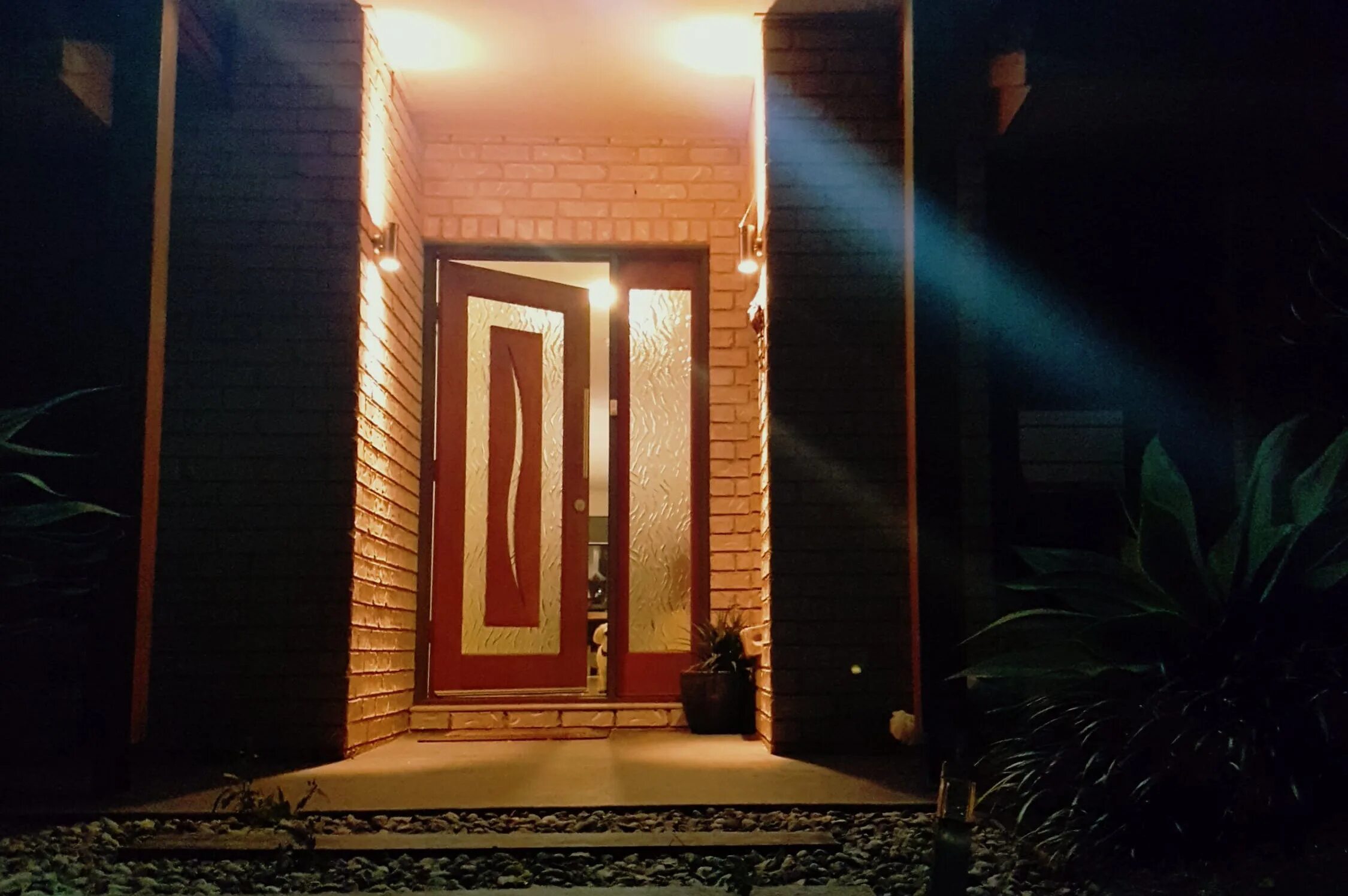 Улица внутри дома. Дверь ночью. Дом ночью внутри. Дом с открытой дверью ночью. Входная дверь в дом ночью.