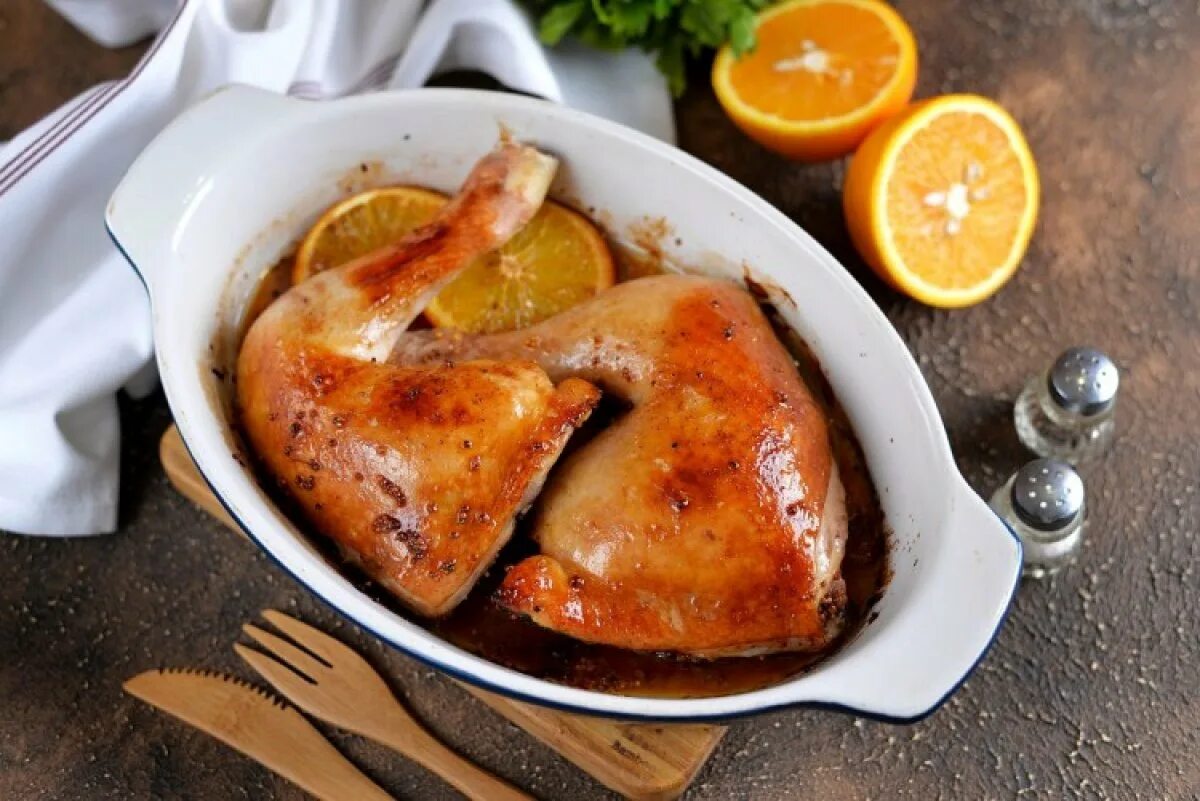 Рецепт запеченных окорочков. Окорочка куриные в соусе. Курица с апельсинами в духовке. Курица в апельсиновом маринаде. Жаровня с курицей.