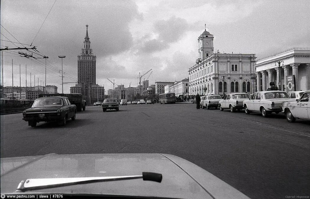 Советский район москвы ссср. Комсомольская площадь СССР. Москва в 90-е площадь трех вокзалов. Площадь трех вокзалов 90е. Комсомольская площадь 1980.