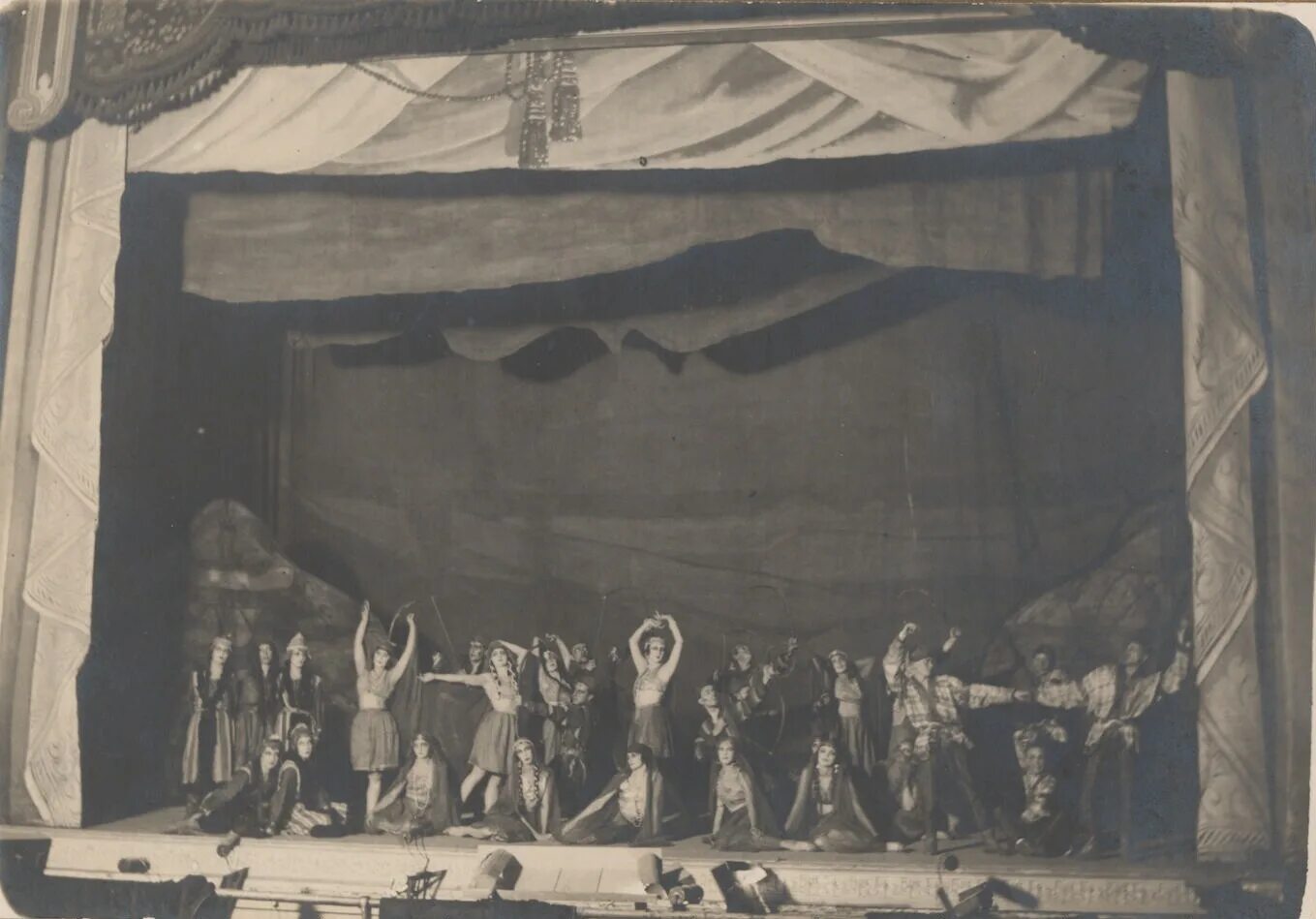 Дягилева декорации. Дягилев.1909 половецкие пляски. половецкие пляски балет дягилева. балет половецкие пляски дягилев. князь игорь балет дягилева.