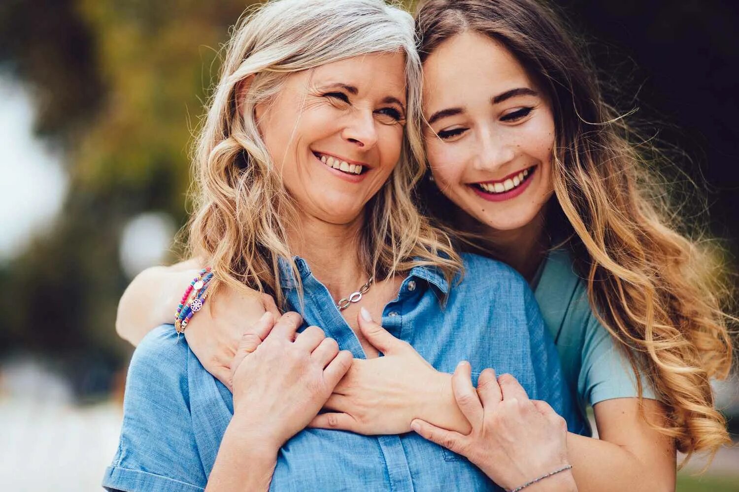 Baby daughters. Мать / the mother (2023). Photo of a pregnant mom with two Baby daughters. Photo of a pregnant Australian mom with two Baby daughters.