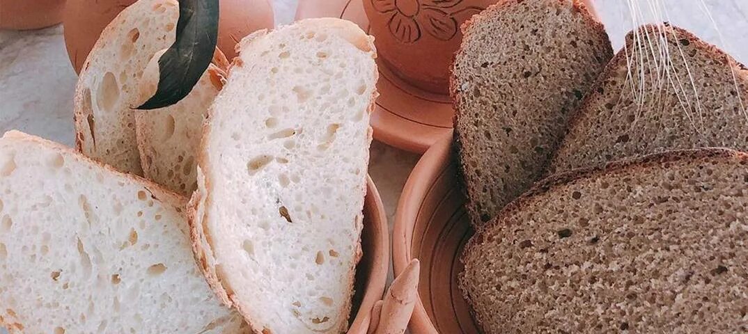 1 5 и ржаной. Черный и белый хлеб. пшенично-ржаной хлеб. белый и ржаной хлеб. белый пшеничный хлеб.