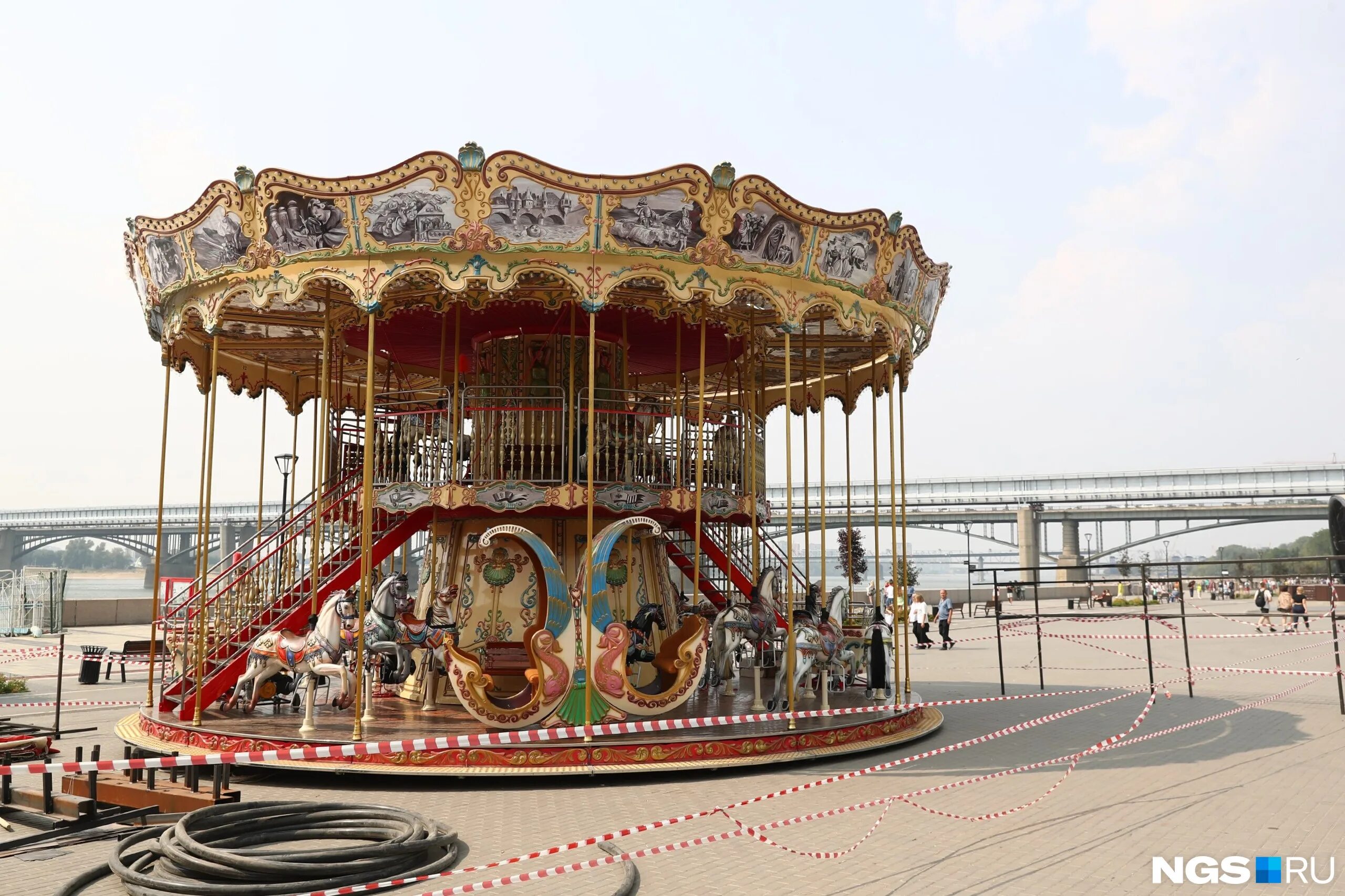 карусель на набережной. кремлевская набережная казань карусель. карусели в парк культуры в набережных челнах. парк аттракционов анапа на набережной. карусель на набережной новосибирск.