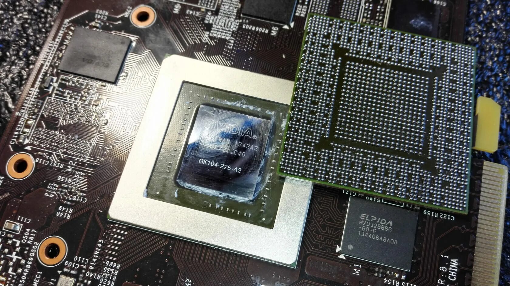 Как заменить чип. Видеочип macbook pro 2011. видеочип amd 5730. чип северного моста. видеокарта и южный мост.