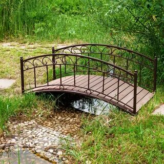 Металлические формы на дачном участке