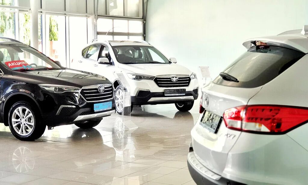Автосалон китайских авто. Китай авто краснодар. Автосалон ключавто краснодар аэропортовская. Китайский автопром geely салон. Китайский автосалон.