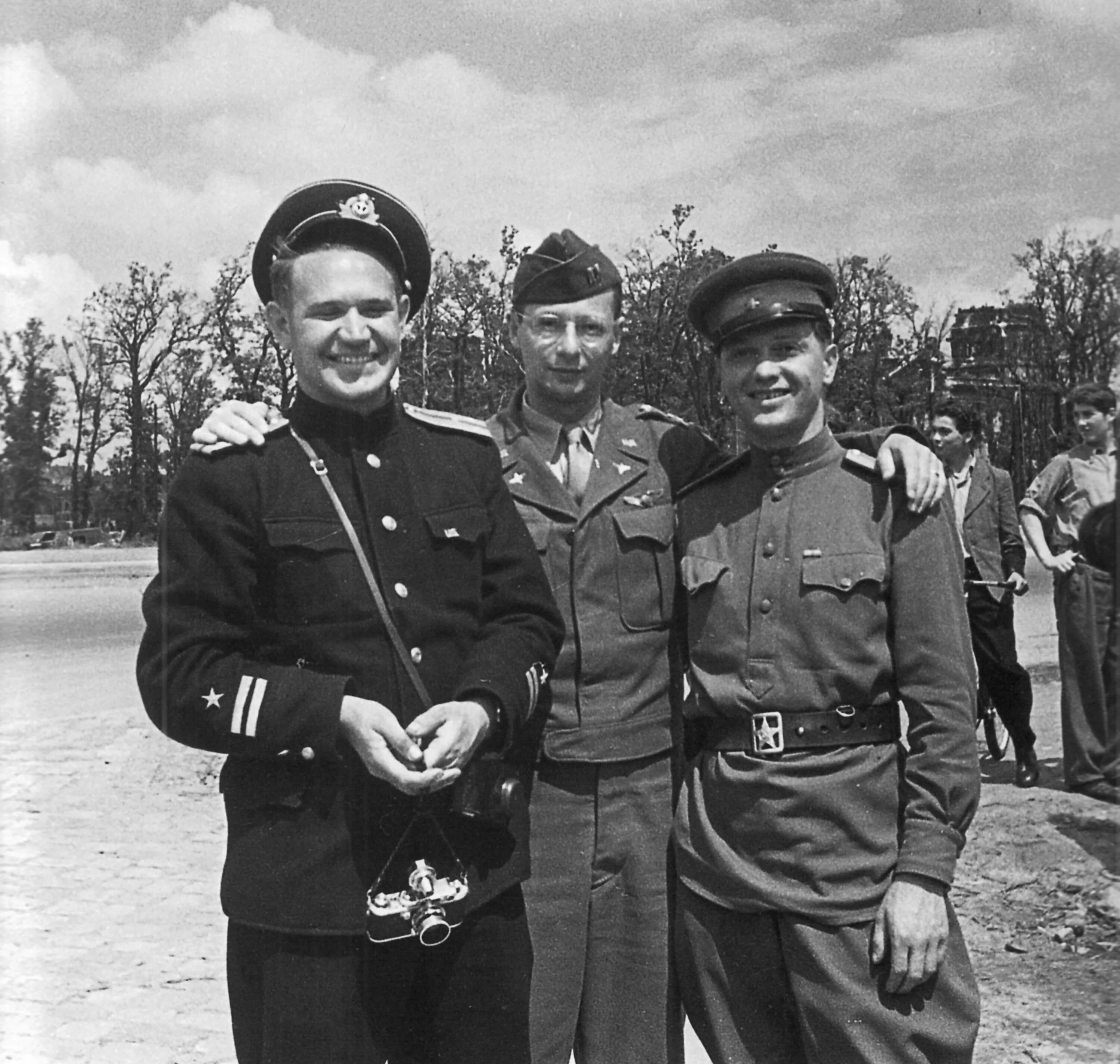 Военные кинооператоры великой отечественной войны. Чёрные бушлаты 1942. Евгений халдей мурманск. Военная хроника евгения халдея. Военкорр халдей евгений.