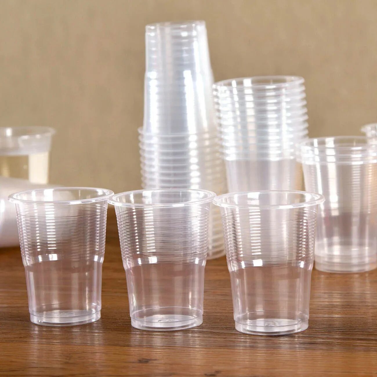 Купить стакан прозрачный. Шот Кристалл пластик прозрачный. Стаканчик пластиковый. Пластиковые стаканчики прозрачные. Стаканчики прозрачные одноразовые.