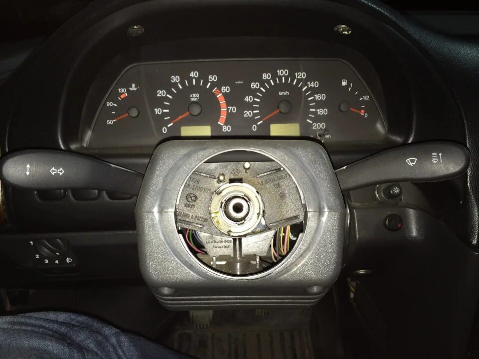 Люфт руля ваз 2107 инжектор. Тяжело поворачивается руль. Смазка рулевого кардана лачетти. Рулевая крестовина лачетти. Пежо 406 тугой руль.