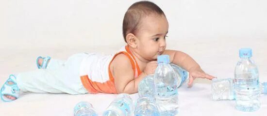 Вода для новорожденных 1 месяц. Допаивание ребенка водой. Water for babies. Младенец потеет при кормлении. В каком положении поить грудничка водой.