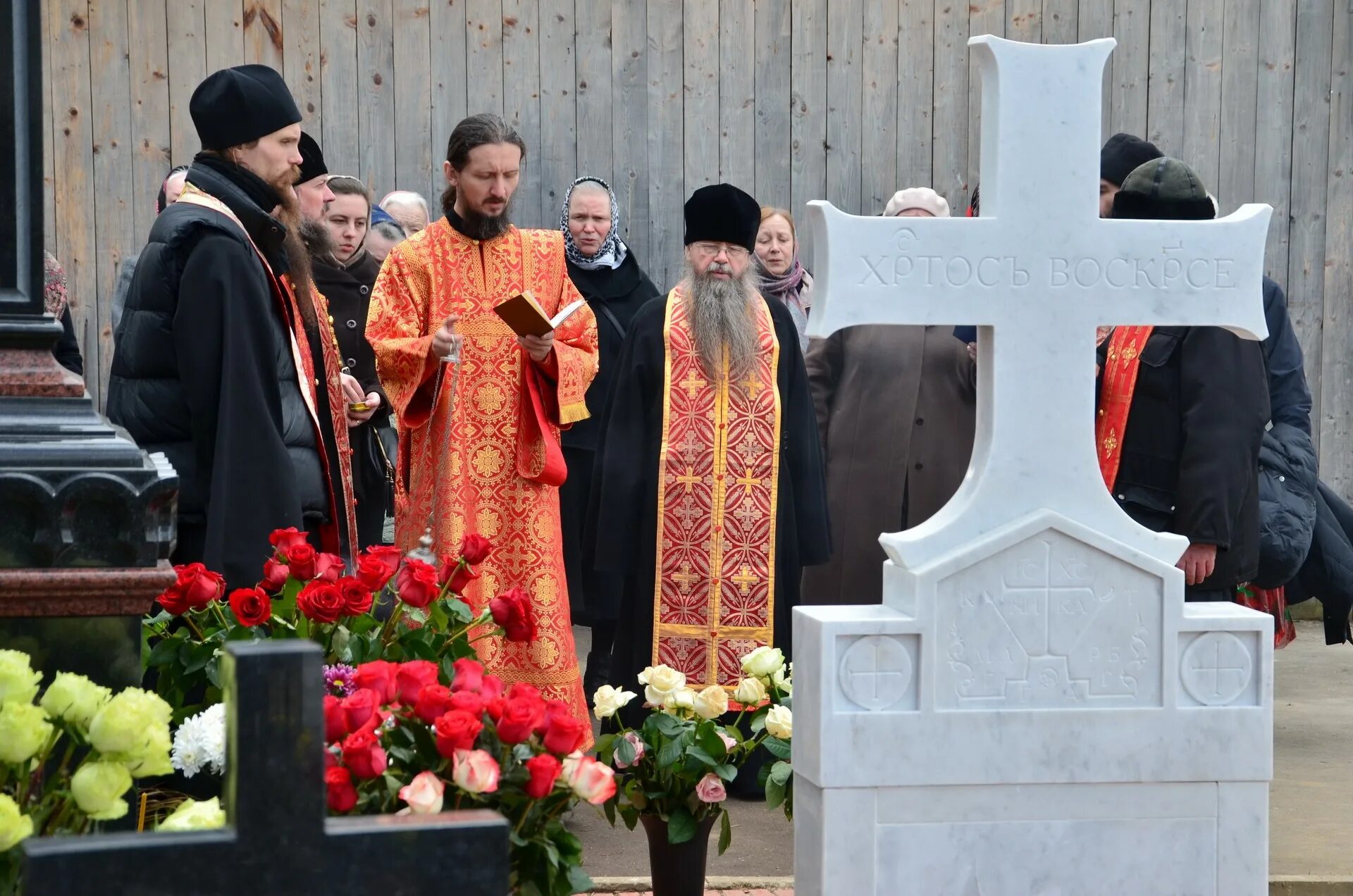 Можно ходить на кладбище во время месячных