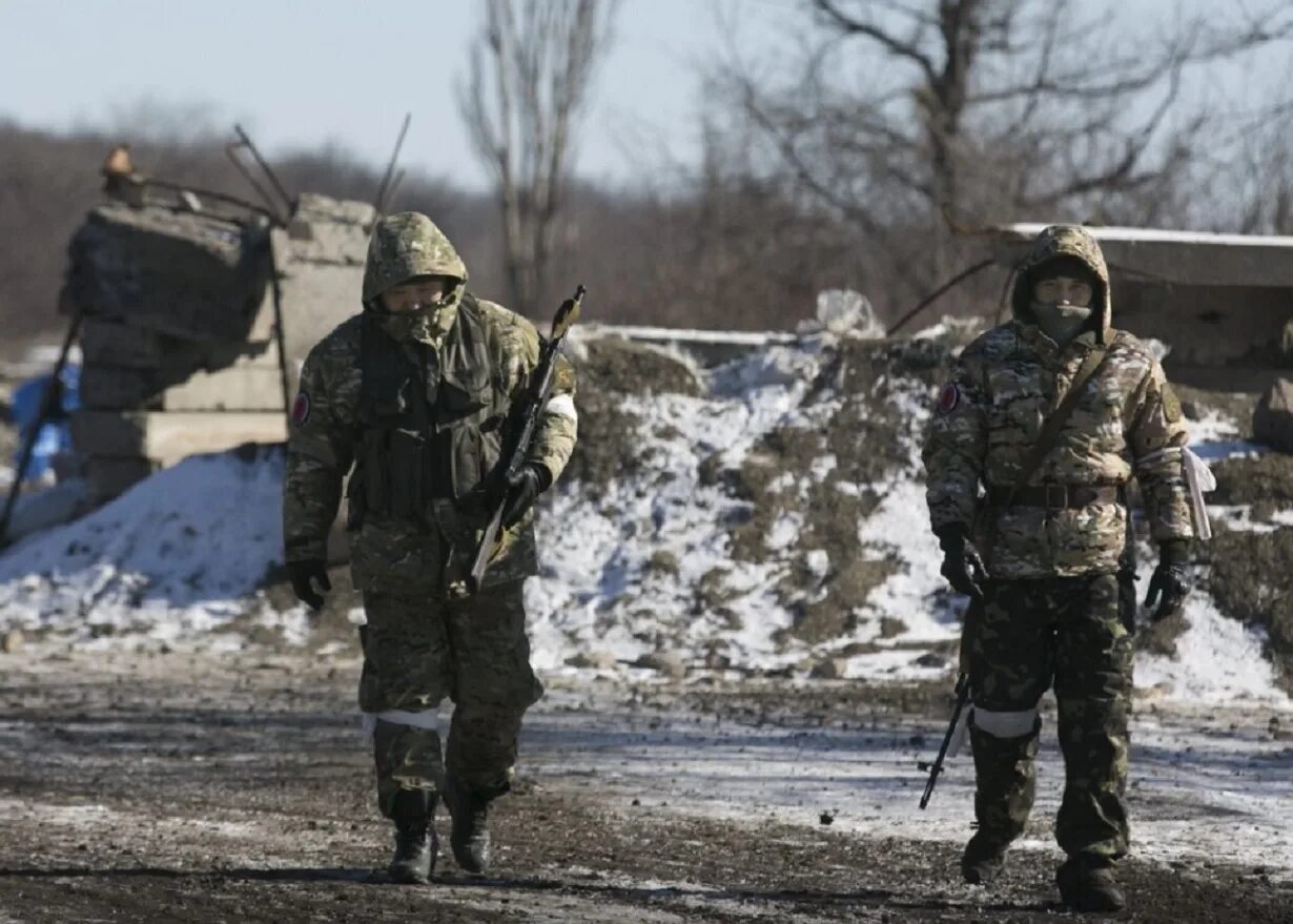 Военный доне. Война на Донбассе зима 2015. ЛНР война. Война на Донбассе ополченцы. Ополчение Донбасса зимой.