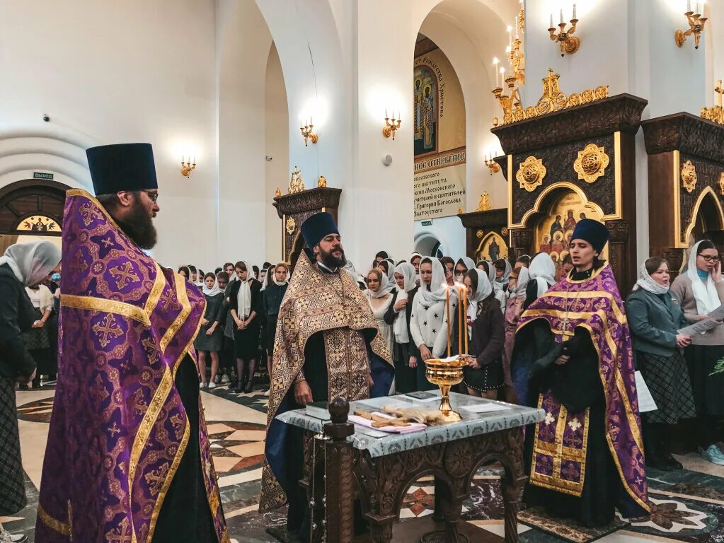 Молебен. Храм Поволжского православного института. Православная Церковь в Болгарии молебен. Институт православный на Китай-городе.