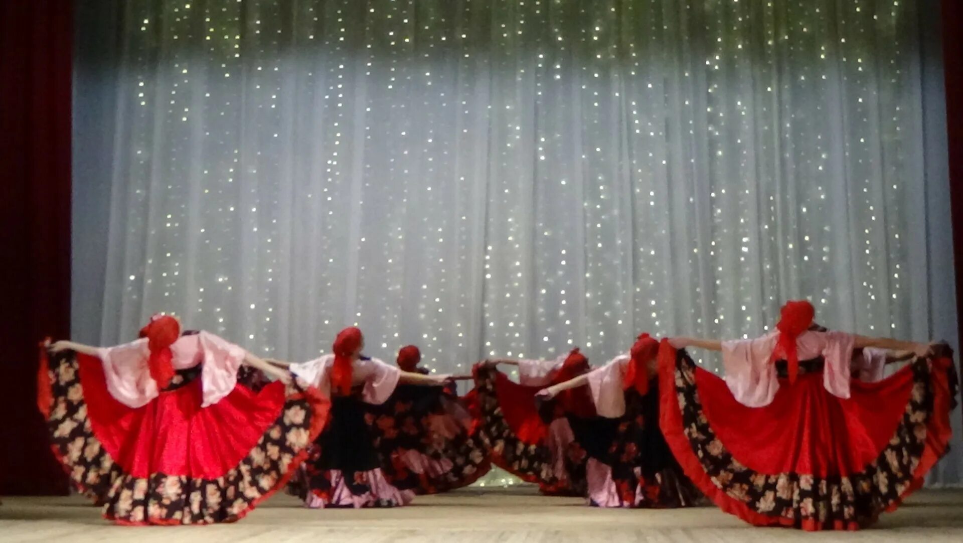 дом культуры национального творчества. творческий конкурс родники. русский фольклорный ансамбль. гдкнт саратов. калейдоскоп гагарин танцевальный коллектив.