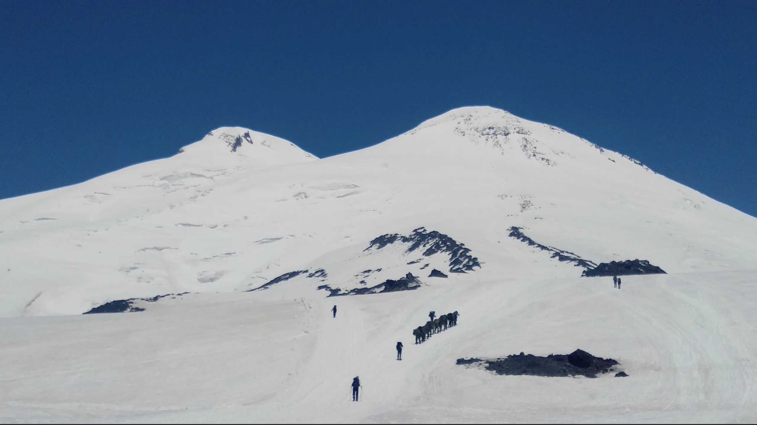 3 вершины эльбруса. Гора Эльбрус. Северный Кавказ Эльбрус. Восхождение на Эльбрус. Горы Приэльбрусья.
