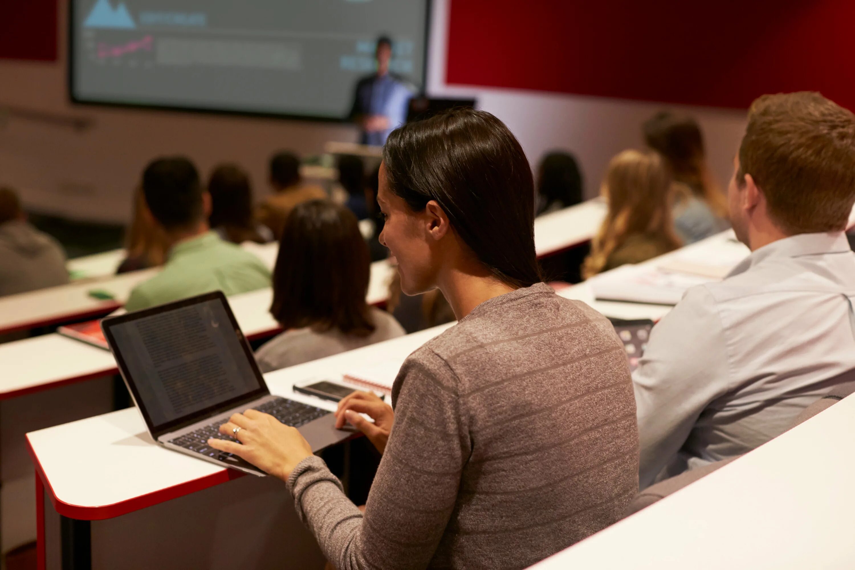 The students are the lecture. Студент с ноутбуком. Студенты на лекции. Ноутбук в университете. Семинар в вузе.