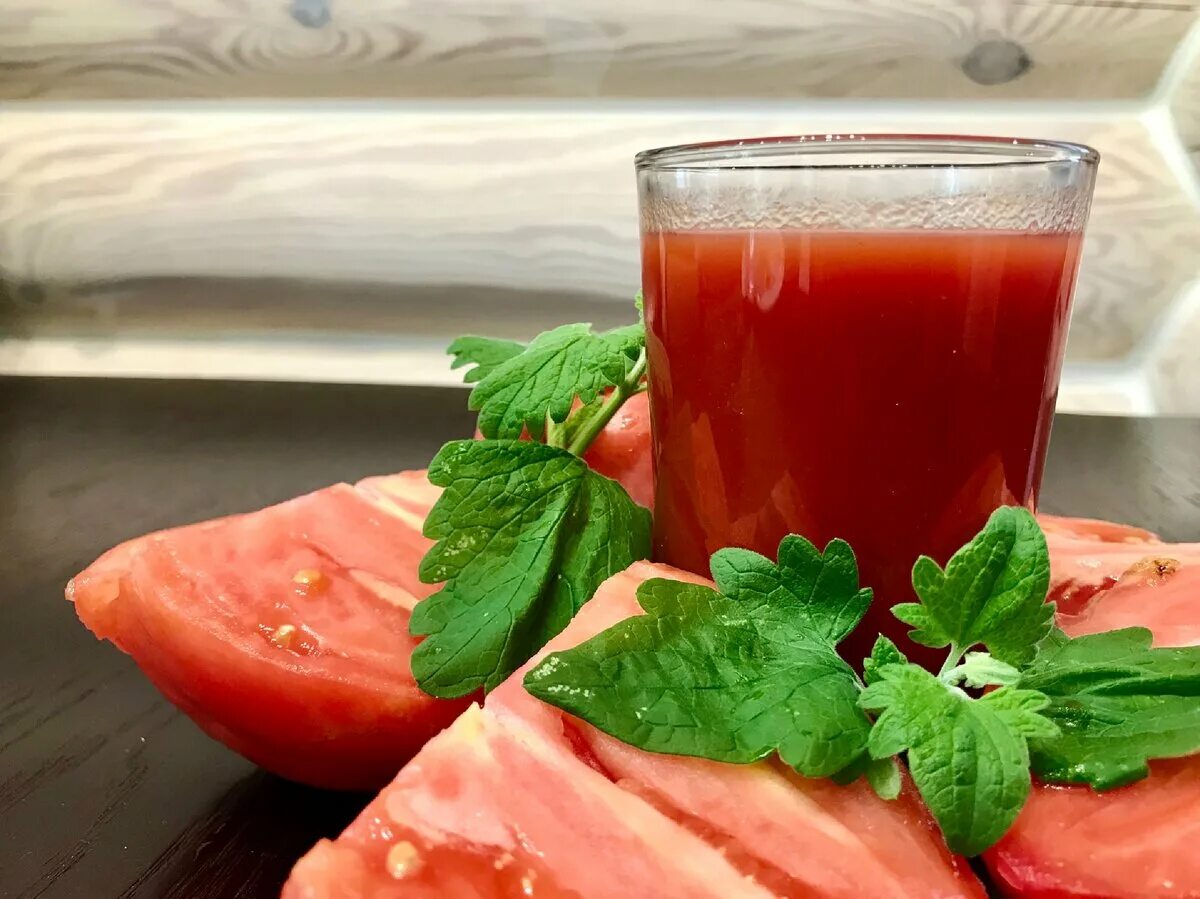 Сколько можно томатного сока в день. Томатный Фреш с базиликом. Витамин в6 в томатном соке. Стакан томатного сока. Помидорный сок.