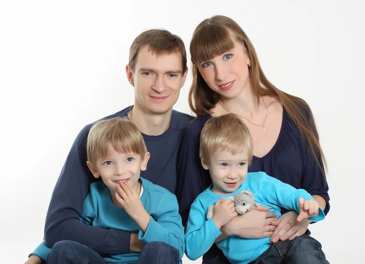 Bi family. Семейная фотосессия в студии. Стильная семейная фотосессия. Семейная фотосессия со взрослыми детьми в студии. Семейные фотосессии с ребенком в студии с фоном.