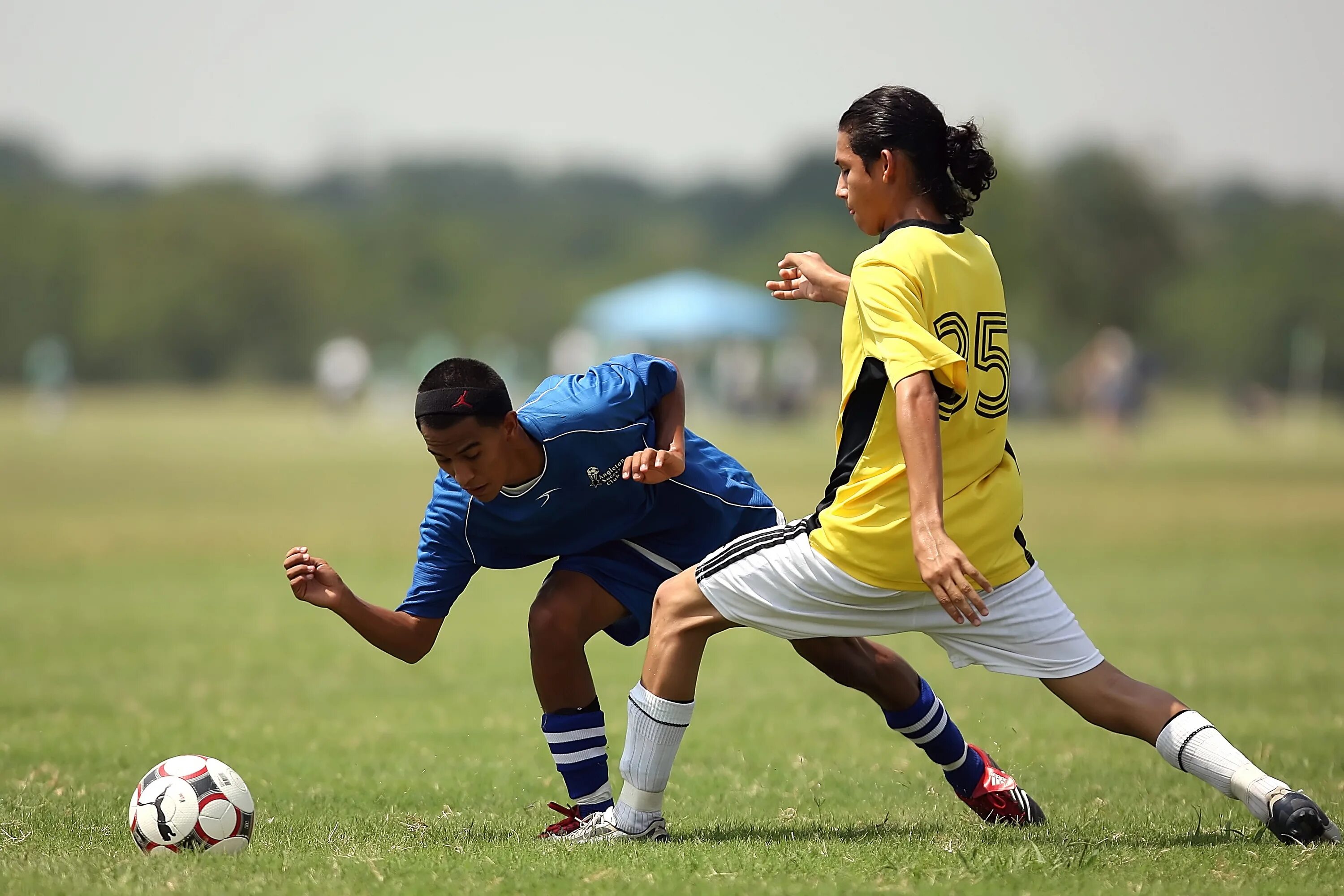 Look is playing football. Short футбол. Мальчик с мячом в парке. Look is playing football. Стрит футбол.