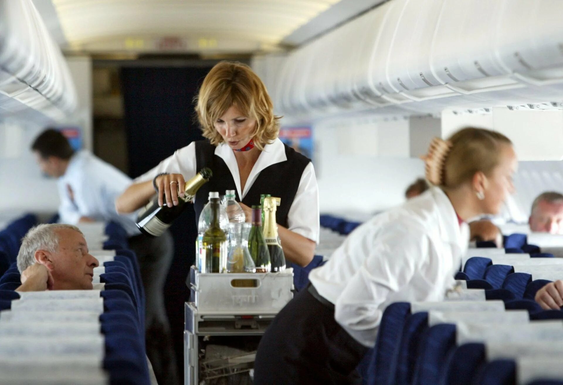 Алкоголь в самолете. Стюардесса на борту. Стюардесса на борту самолета. Можно пить в самолете
